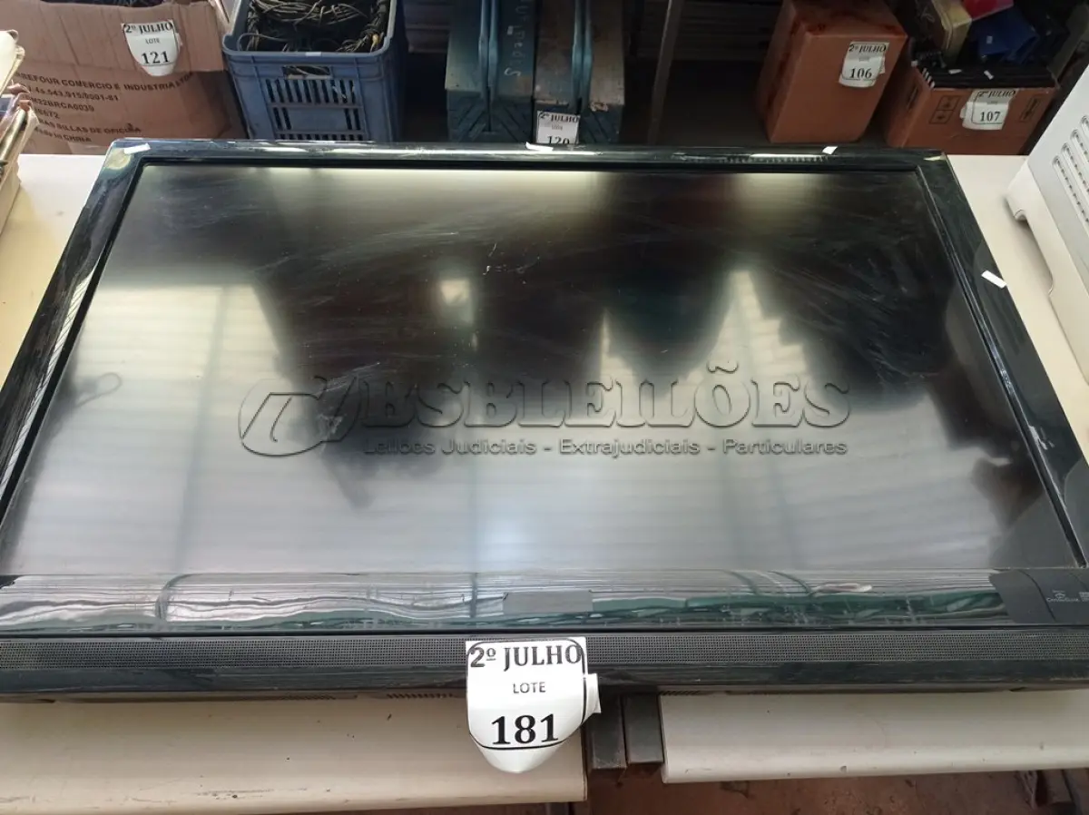 LOTE 181 - 01 TV PHILIPS 42” COM AVARIAS (NO ESTADO) ATENÇÃO! FAZER A VISITAÇÃO ANTES DE ARREMATAR, NÃO SABEMOS SE FUNCIONA. LEILÃO NÃO TEM GARANTIA E NEM DEVOLUÇÃO, SUJEITO A POSSÍVEIS AVARIAS VISÍVEIS/OCULTAS E/OU AUSÊNCIA DE COMPONENTES.