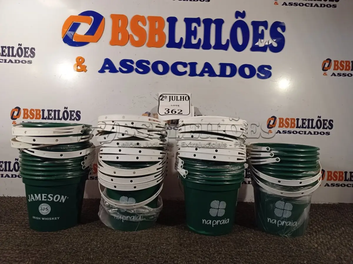 LOTE 362 - 40 BALDES PEQUENOS PARA GELO (NO ESTADO) ATENÇÃO! FAZER A VISITAÇÃO ANTES DE ARREMATAR, NÃO SABEMOS SE FUNCIONA. LEILÃO NÃO TEM GARANTIA E NEM DEVOLUÇÃO, SUJEITO A POSSÍVEIS AVARIAS VISÍVEIS/OCULTAS E/OU AUSÊNCIA DE COMPONENTES.