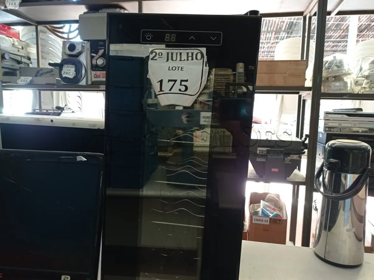 LOTE 175 - 01 ADEGA MARCA CADENCE BIVOLTS (NO ESTADO) ATENÇÃO! FAZER A VISITAÇÃO ANTES DE ARREMATAR, NÃO SABEMOS SE FUNCIONA. LEILÃO NÃO TEM GARANTIA E NEM DEVOLUÇÃO, SUJEITO A POSSÍVEIS AVARIAS VISÍVEIS/OCULTAS E/OU AUSÊNCIA DE COMPONENTES.