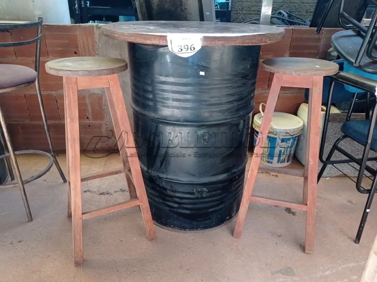 LOTE 396 - 01 MESA DE TAMBOR E 02 BANQUETAS EM MADEIRA (NO ESTADO) ATENÇÃO! FAZER A VISITAÇÃO ANTES DE ARREMATAR, NÃO SABEMOS SE FUNCIONA. LEILÃO NÃO TEM GARANTIA E NEM DEVOLUÇÃO, SUJEITO A POSSÍVEIS AVARIAS VISÍVEIS/OCULTAS E/OU AUSÊNCIA DE COMPONENTES.