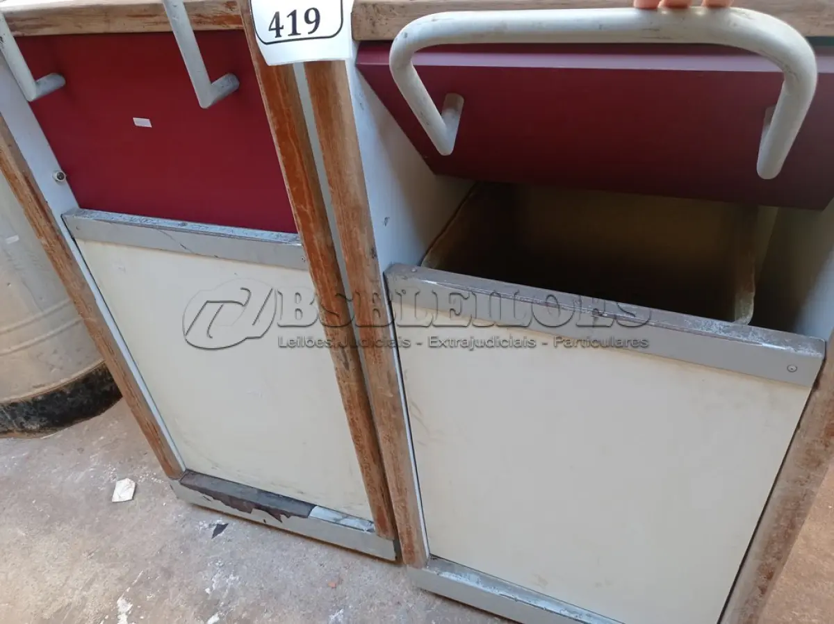LOTE 419 - 02 LIXEIRAS EM MADEIRA (NO ESTADO) ATENÇÃO! FAZER A VISITAÇÃO ANTES DE ARREMATAR, NÃO SABEMOS SE FUNCIONA. LEILÃO NÃO TEM GARANTIA E NEM DEVOLUÇÃO, SUJEITO A POSSÍVEIS AVARIAS VISÍVEIS/OCULTAS E/OU AUSÊNCIA DE COMPONENTES.