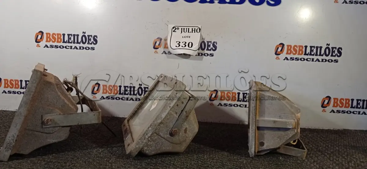 LOTE 330 - 03 REFLETORES (NO ESTADO) ATENÇÃO! FAZER A VISITAÇÃO ANTES DE ARREMATAR, NÃO SABEMOS SE FUNCIONA. LEILÃO NÃO TEM GARANTIA E NEM DEVOLUÇÃO, SUJEITO A POSSÍVEIS AVARIAS VISÍVEIS/OCULTAS E/OU AUSÊNCIA DE COMPONENTES.
