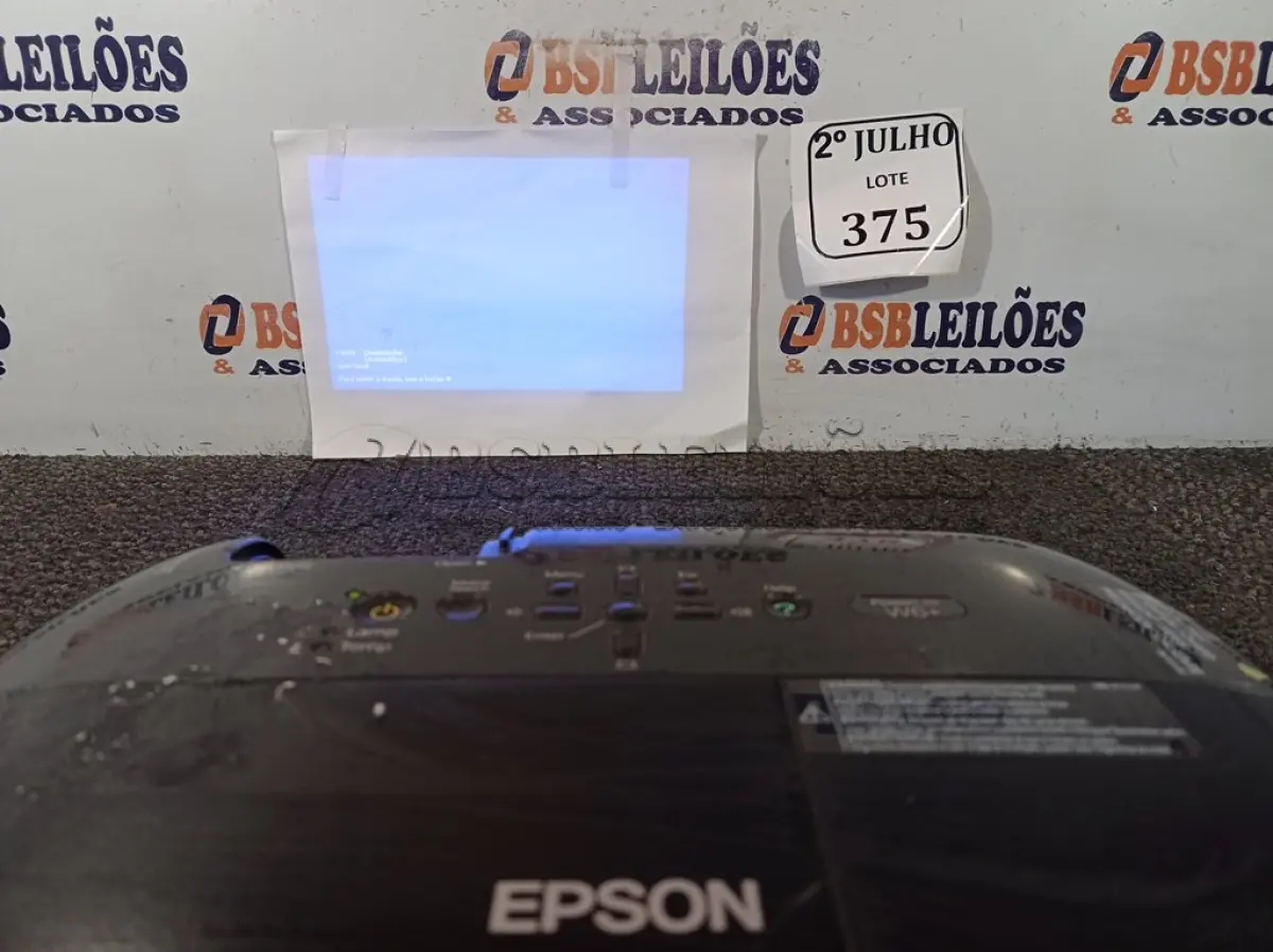 LOTE 375 - 01 PROJETOR EPSON HDMI (NO ESTADO) ATENÇÃO! FAZER A VISITAÇÃO ANTES DE ARREMATAR, NÃO SABEMOS SE FUNCIONA. LEILÃO NÃO TEM GARANTIA E NEM DEVOLUÇÃO, SUJEITO A POSSÍVEIS AVARIAS VISÍVEIS/OCULTAS E/OU AUSÊNCIA DE COMPONENTES.