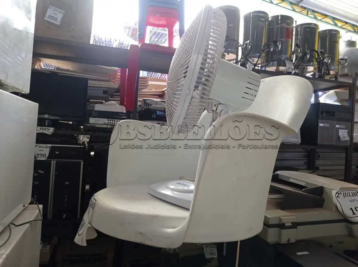 LOTE 190 - 01 CADEIRA COM BASE GIRATÓRIA E 01 VENTILADOR (NO ESTADO) ATENÇÃO! FAZER A VISITAÇÃO ANTES DE ARREMATAR, NÃO SABEMOS SE FUNCIONA. LEILÃO NÃO TEM GARANTIA E NEM DEVOLUÇÃO, SUJEITO A POSSÍVEIS AVARIAS VISÍVEIS/OCULTAS E/OU AUSÊNCIA DE COMPONENTES.