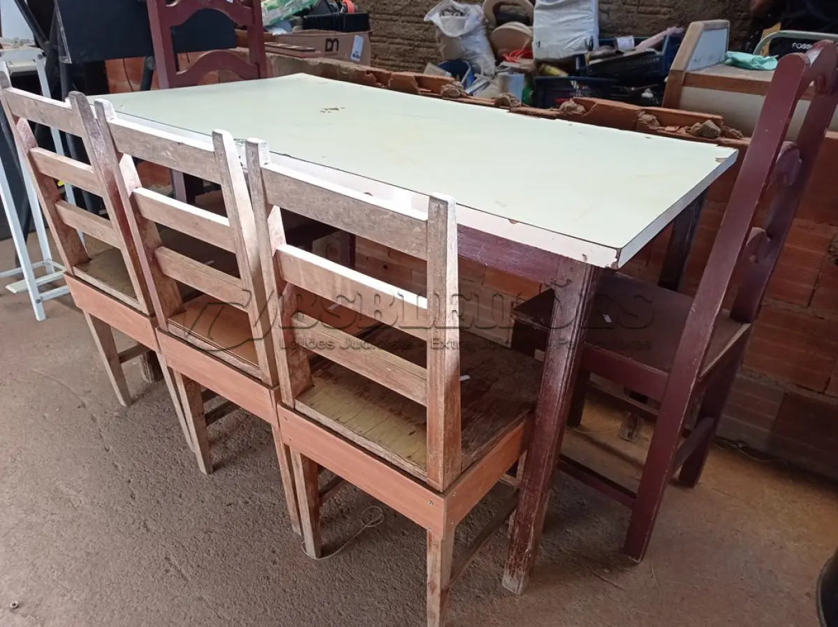 LOTE 405 - 01 MESA EM MADEIRA COM 04 CADEIRAS EM MADEIRA (NO ESTADO) ATENÇÃO! FAZER A VISITAÇÃO ANTES DE ARREMATAR, NÃO SABEMOS SE FUNCIONA. LEILÃO NÃO TEM GARANTIA E NEM DEVOLUÇÃO, SUJEITO A POSSÍVEIS AVARIAS VISÍVEIS/OCULTAS E/OU AUSÊNCIA DE COMPONENTES.