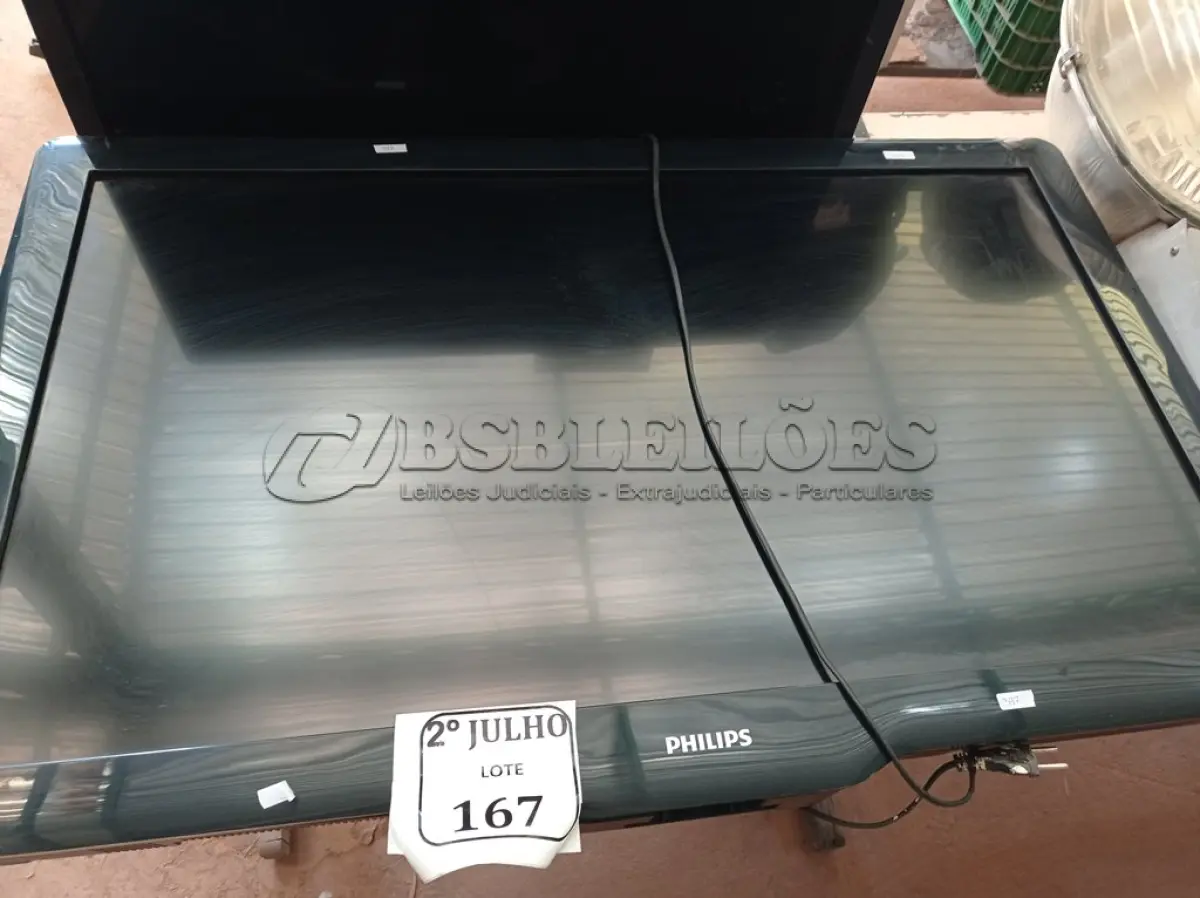 LOTE 167 - 02 TVS SENDO UMA PHILIPS 40” E CCE 32” COM AVARIAS. (NO ESTADO) ATENÇÃO! FAZER A VISITAÇÃO ANTES DE ARREMATAR, NÃO SABEMOS SE FUNCIONA. LEILÃO NÃO TEM GARANTIA E NEM DEVOLUÇÃO, SUJEITO A POSSÍVEIS AVARIAS VISÍVEIS/OCULTAS E/OU AUSÊNCIA DE COMPONENTES.