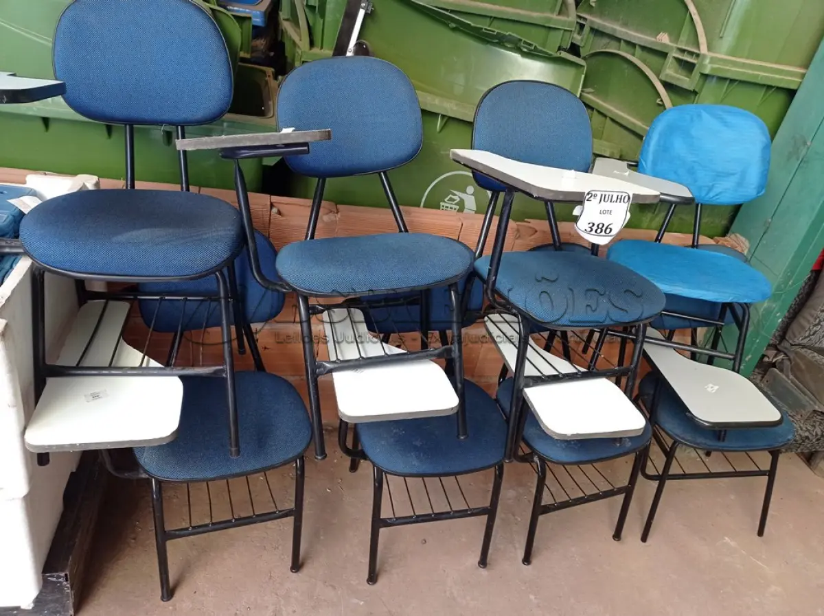 LOTE 386 - 08 CADEIRAS UNIVERSITÁRIAS (NO ESTADO) ATENÇÃO! FAZER A VISITAÇÃO ANTES DE ARREMATAR, NÃO SABEMOS SE FUNCIONA. LEILÃO NÃO TEM GARANTIA E NEM DEVOLUÇÃO, SUJEITO A POSSÍVEIS AVARIAS VISÍVEIS/OCULTAS E/OU AUSÊNCIA DE COMPONENTES.
