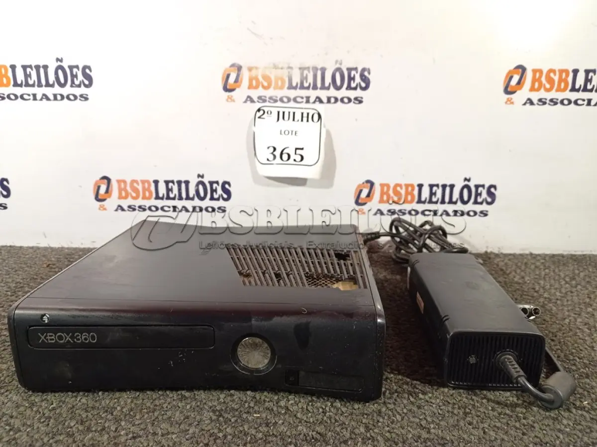 LOTE 365 - 01 CONSOLE DE XBOX 360 COM FONTE (NO ESTADO) ATENÇÃO! FAZER A VISITAÇÃO ANTES DE ARREMATAR, NÃO SABEMOS SE FUNCIONA. LEILÃO NÃO TEM GARANTIA E NEM DEVOLUÇÃO, SUJEITO A POSSÍVEIS AVARIAS VISÍVEIS/OCULTAS E/OU AUSÊNCIA DE COMPONENTES.