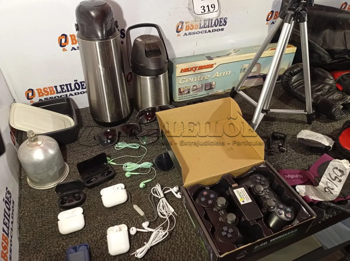 LOTE 319 - 07 QUADROS PARA CERTIFICADOS, 02 GARRAFAS DE CAFÉ ,02 PAR DE LUVA PARA BOXER ,01 SACO MILITAR VEDADO ,07 FONES DE OUVIDO ,01 TRIPÉ PARA TELEFONE ,01TRIPÉ PARA CÂMERA , 10 DISCOS DE VINIL ,04 LUVAS PARA TREINO DE ACADEMIA ,01 CONTROLE GAME , 04 ÓCULOS ,01 CENTRE ARM   (NO ESTADO) ATENÇÃO! FAZER A VISITAÇÃO ANTES DE ARREMATAR, NÃO SABEMOS SE FUNCIONA. LEILÃO NÃO TEM GARANTIA E NEM DEVOLUÇÃO, SUJEITO A POSSÍVEIS AVARIAS VISÍVEIS/OCULTAS E/OU AUSÊNCIA DE COMPONENTES.