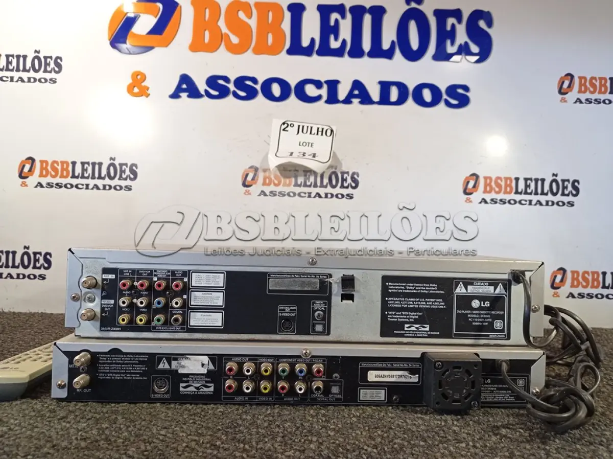 LOTE 134 - 02 DVDS MARCA LG E 04 VÍDEOS CASSETES MARCAS E MODELOS DIVERSOS. (NO ESTADO) ATENÇÃO! FAZER A VISITAÇÃO ANTES DE ARREMATAR, NÃO SABEMOS SE FUNCIONA. LEILÃO NÃO TEM GARANTIA E NEM DEVOLUÇÃO, SUJEITO A POSSÍVEIS AVARIAS VISÍVEIS/OCULTAS E/OU AUSÊNCIA DE COMPONENTES.