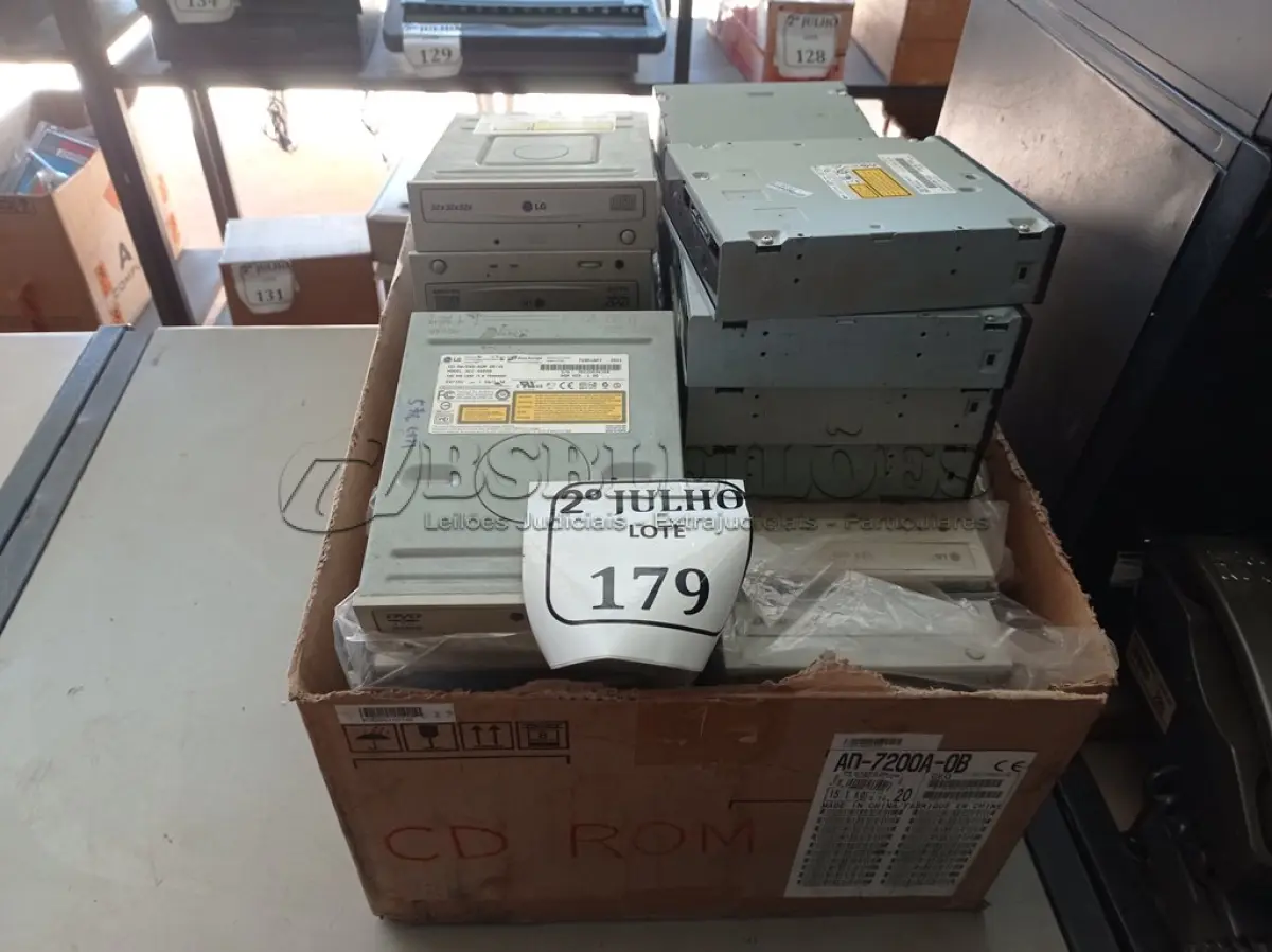 LOTE 179 - 01 CAIXA COM DRIVE CD-ROM (NO ESTADO) ATENÇÃO! FAZER A VISITAÇÃO ANTES DE ARREMATAR, NÃO SABEMOS SE FUNCIONA. LEILÃO NÃO TEM GARANTIA E NEM DEVOLUÇÃO, SUJEITO A POSSÍVEIS AVARIAS VISÍVEIS/OCULTAS E/OU AUSÊNCIA DE COMPONENTES.