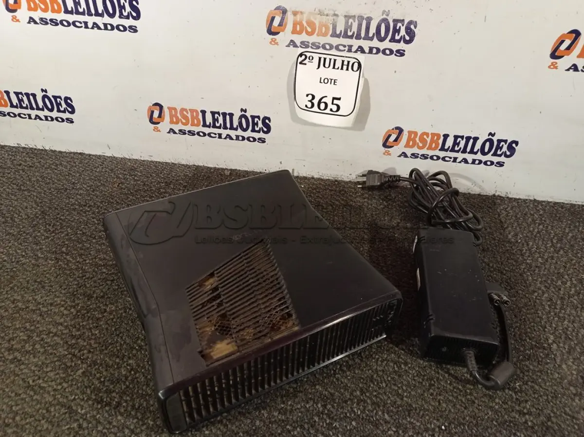 LOTE 365 - 01 CONSOLE DE XBOX 360 COM FONTE (NO ESTADO) ATENÇÃO! FAZER A VISITAÇÃO ANTES DE ARREMATAR, NÃO SABEMOS SE FUNCIONA. LEILÃO NÃO TEM GARANTIA E NEM DEVOLUÇÃO, SUJEITO A POSSÍVEIS AVARIAS VISÍVEIS/OCULTAS E/OU AUSÊNCIA DE COMPONENTES.
