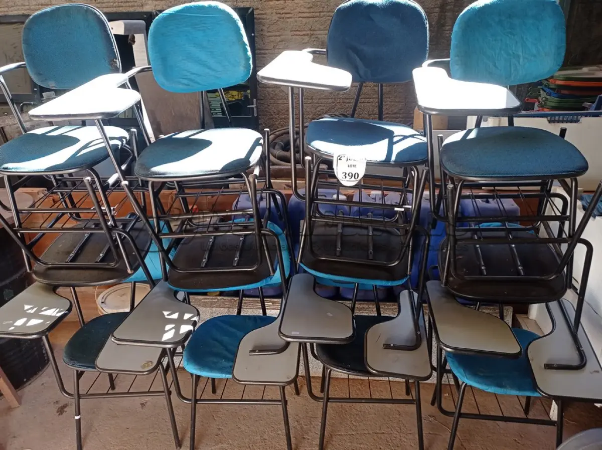 LOTE 390 - 12 CADEIRAS UNIVERSITÁRIAS (NO ESTADO) ATENÇÃO! FAZER A VISITAÇÃO ANTES DE ARREMATAR, NÃO SABEMOS SE FUNCIONA. LEILÃO NÃO TEM GARANTIA E NEM DEVOLUÇÃO, SUJEITO A POSSÍVEIS AVARIAS VISÍVEIS/OCULTAS E/OU AUSÊNCIA DE COMPONENTES.