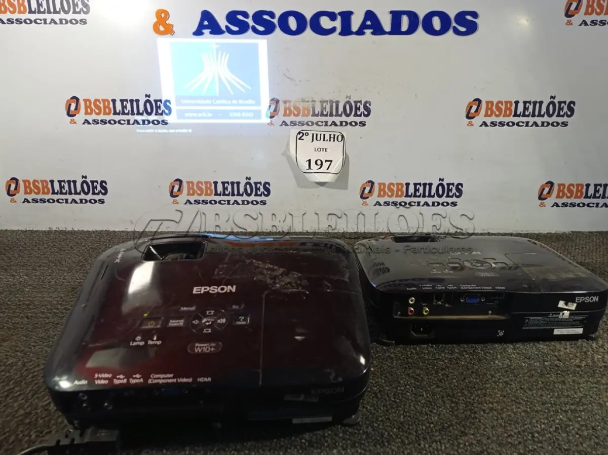 LOTE 197 - 02 PROJETORES MARCA EPSON COM HDMI (NO ESTADO) ATENÇÃO! FAZER A VISITAÇÃO ANTES DE ARREMATAR, NÃO SABEMOS SE FUNCIONA. LEILÃO NÃO TEM GARANTIA E NEM DEVOLUÇÃO, SUJEITO A POSSÍVEIS AVARIAS VISÍVEIS/OCULTAS E/OU AUSÊNCIA DE COMPONENTES.
