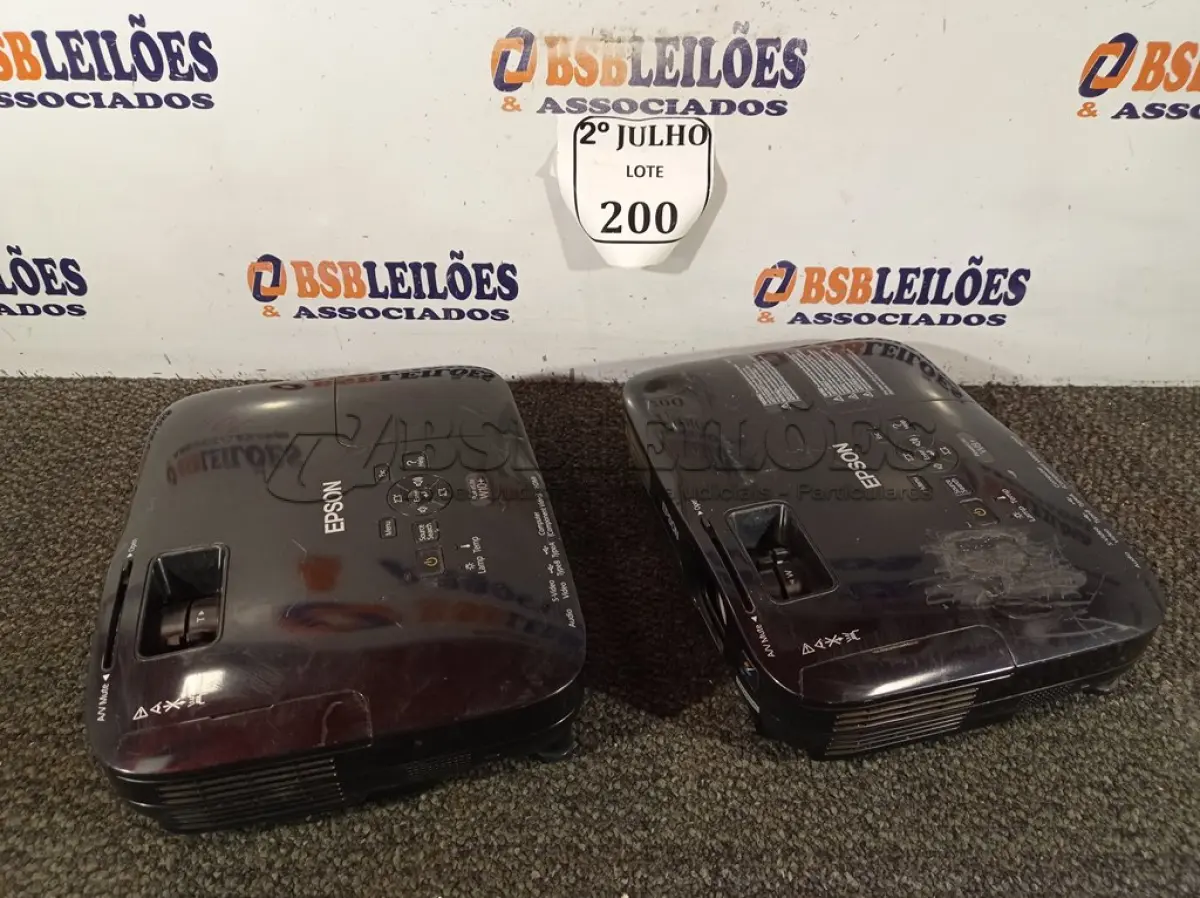 LOTE 200 - 02 PROJETORES  MARCA EPSON COM HDMI (NO ESTADO) ATENÇÃO! FAZER A VISITAÇÃO ANTES DE ARREMATAR, NÃO SABEMOS SE FUNCIONA. LEILÃO NÃO TEM GARANTIA E NEM DEVOLUÇÃO, SUJEITO A POSSÍVEIS AVARIAS VISÍVEIS/OCULTAS E/OU AUSÊNCIA DE COMPONENTES.