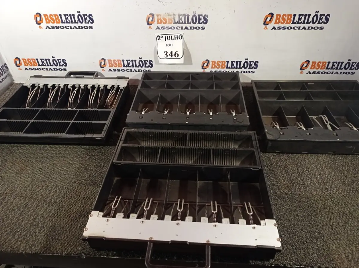LOTE 346 - 04 BANDEJAS DA CAIXA REGISTADORA (NO ESTADO) ATENÇÃO! FAZER A VISITAÇÃO ANTES DE ARREMATAR, NÃO SABEMOS SE FUNCIONA. LEILÃO NÃO TEM GARANTIA E NEM DEVOLUÇÃO, SUJEITO A POSSÍVEIS AVARIAS VISÍVEIS/OCULTAS E/OU AUSÊNCIA DE COMPONENTES.