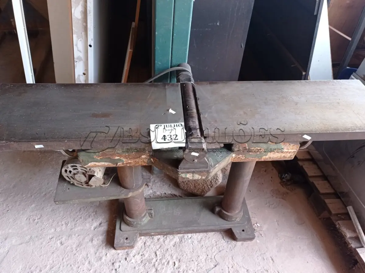 LOTE 432 - 01 PLAINA DESEMPENADEIRA PARA MARCENARIA (NO ESTADO) ATENÇÃO! FAZER A VISITAÇÃO ANTES DE ARREMATAR, NÃO SABEMOS SE FUNCIONA. LEILÃO NÃO TEM GARANTIA E NEM DEVOLUÇÃO, SUJEITO A POSSÍVEIS AVARIAS VISÍVEIS/OCULTAS E/OU AUSÊNCIA DE COMPONENTES.