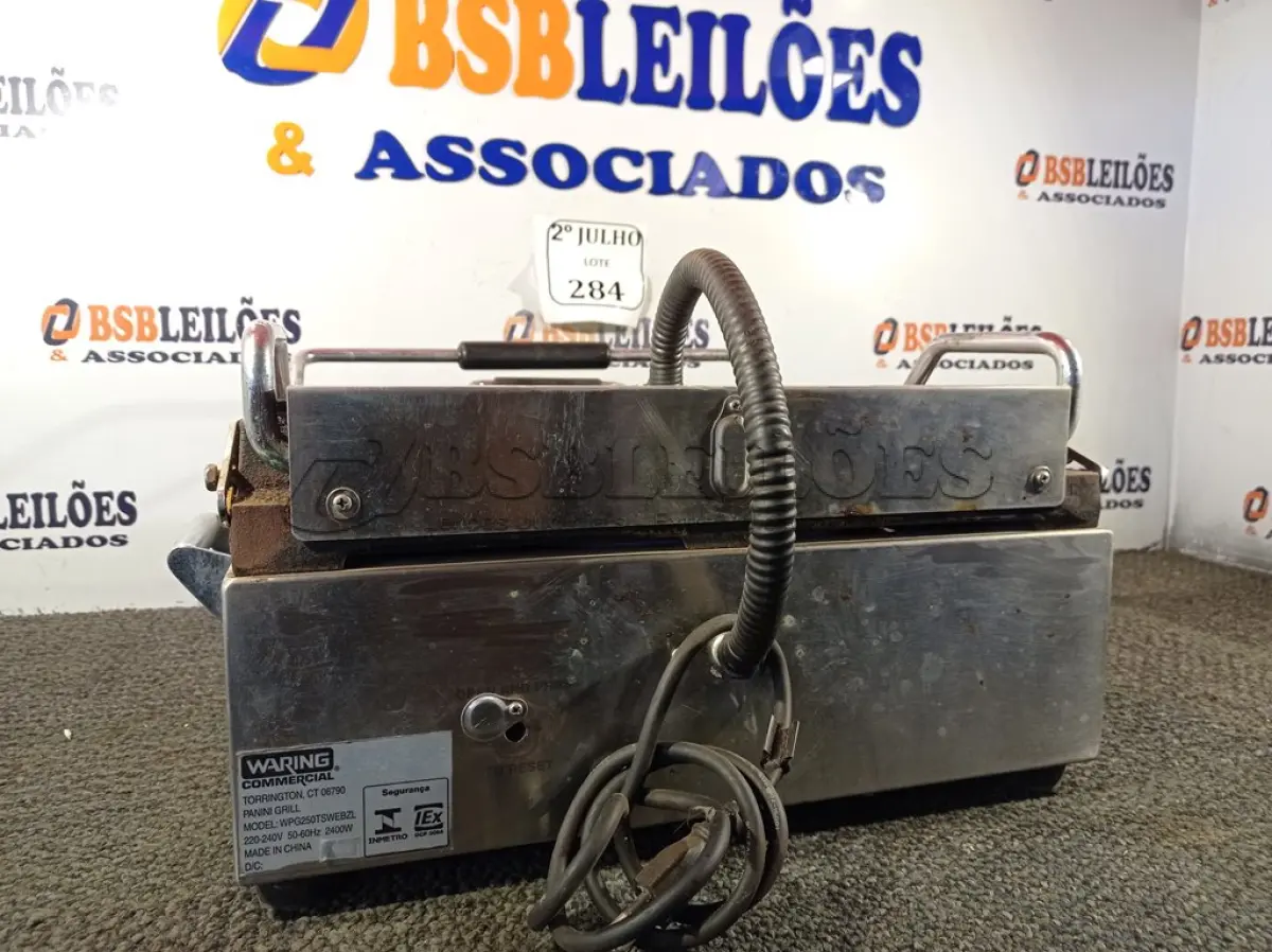 LOTE 320 - 01 CHAPA  PANINI SUPREMO GRILL FRISADA WARING 230V - WPG250BZL. (NO ESTADO) ATENÇÃO! FAZER A VISITAÇÃO ANTES DE ARREMATAR, NÃO SABEMOS SE FUNCIONA. LEILÃO NÃO TEM GARANTIA E NEM DEVOLUÇÃO, SUJEITO A POSSÍVEIS AVARIAS VISÍVEIS/OCULTAS E/OU AUSÊNCIA DE COMPONENTES.