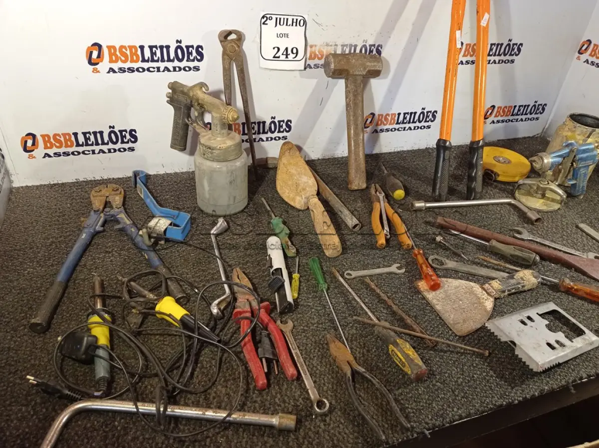 LOTE 249 - 01 CAIXA COM FERRAMENTAS DIVERSAS (NO ESTADO) ATENÇÃO! FAZER A VISITAÇÃO ANTES DE ARREMATAR, NÃO SABEMOS SE FUNCIONA. LEILÃO NÃO TEM GARANTIA E NEM DEVOLUÇÃO, SUJEITO A POSSÍVEIS AVARIAS VISÍVEIS/OCULTAS E/OU AUSÊNCIA DE COMPONENTES.