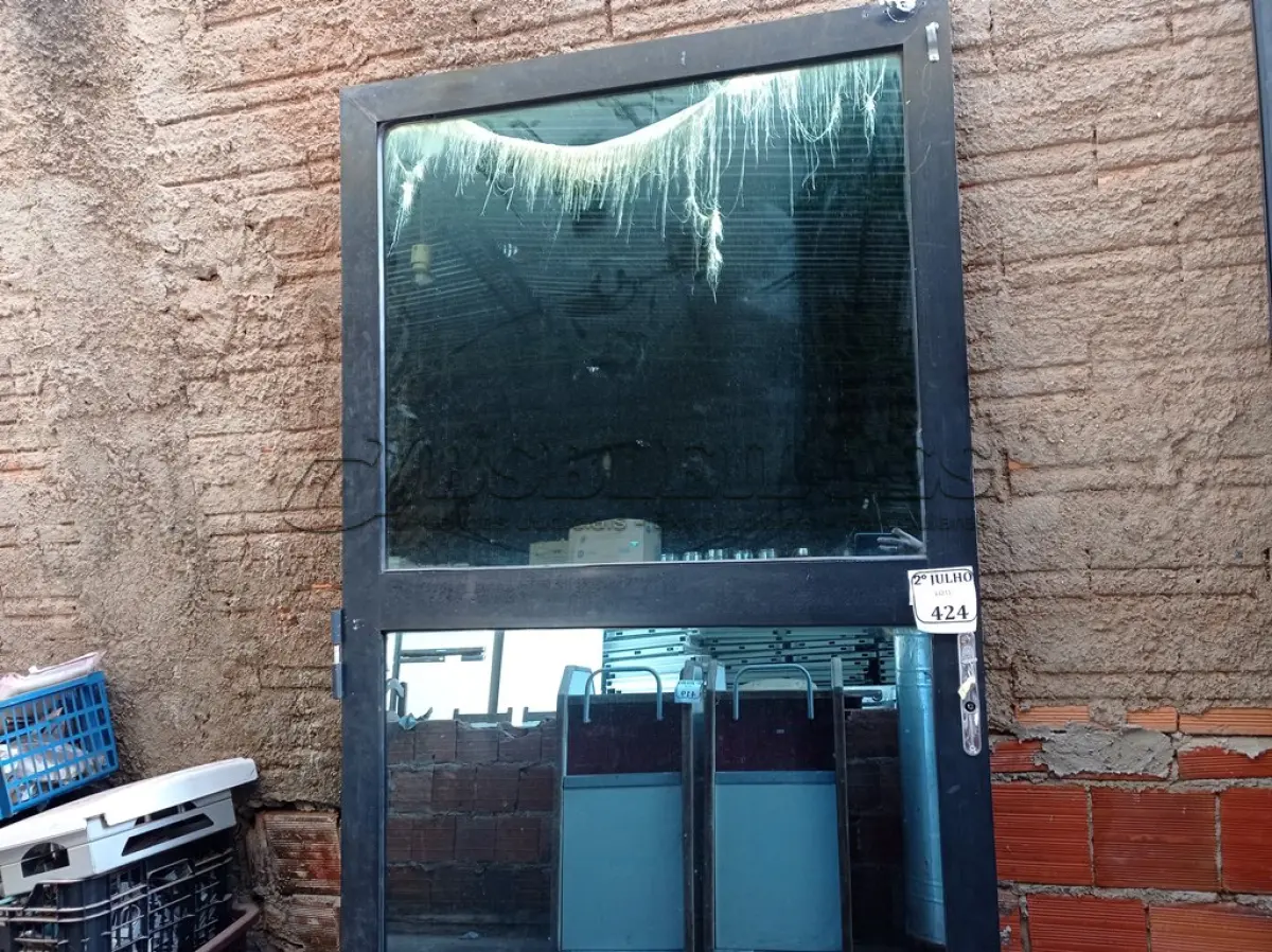 LOTE 424 - 01 PORTA EM ALUMÍNIO COM VIDRO BRINDADO (NO ESTADO) ATENÇÃO! FAZER A VISITAÇÃO ANTES DE ARREMATAR, NÃO SABEMOS SE FUNCIONA. LEILÃO NÃO TEM GARANTIA E NEM DEVOLUÇÃO, SUJEITO A POSSÍVEIS AVARIAS VISÍVEIS/OCULTAS E/OU AUSÊNCIA DE COMPONENTES.
