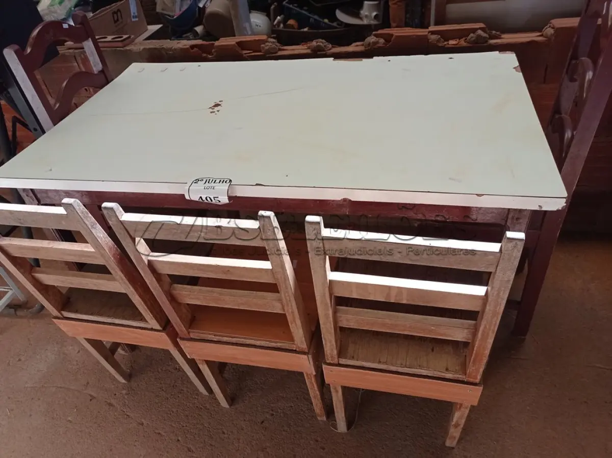LOTE 405 - 01 MESA EM MADEIRA COM 04 CADEIRAS EM MADEIRA (NO ESTADO) ATENÇÃO! FAZER A VISITAÇÃO ANTES DE ARREMATAR, NÃO SABEMOS SE FUNCIONA. LEILÃO NÃO TEM GARANTIA E NEM DEVOLUÇÃO, SUJEITO A POSSÍVEIS AVARIAS VISÍVEIS/OCULTAS E/OU AUSÊNCIA DE COMPONENTES.