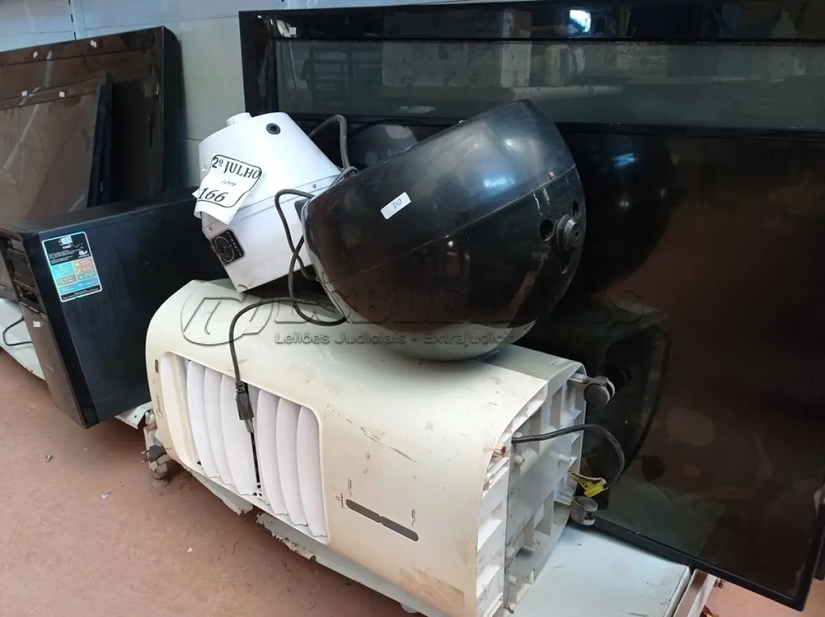 LOTE 166 - 02 TVS, 01SECADOR DE CABELO ,01 CPU E CLIMATIZADOR PARA RETIRADA DE PEÇAS .(NO ESTADO) ATENÇÃO! FAZER A VISITAÇÃO ANTES DE ARREMATAR, NÃO SABEMOS SE FUNCIONA. LEILÃO NÃO TEM GARANTIA E NEM DEVOLUÇÃO, SUJEITO A POSSÍVEIS AVARIAS VISÍVEIS/OCULTAS E/OU AUSÊNCIA DE COMPONENTES.