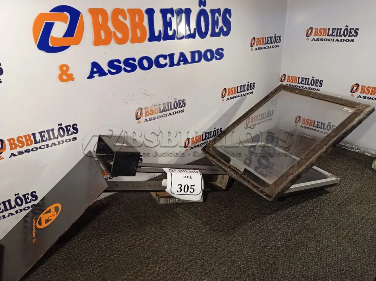 LOTE 305 - 01 TELEPROMPTER (NO ESTADO) ATENÇÃO! FAZER A VISITAÇÃO ANTES DE ARREMATAR, NÃO SABEMOS SE FUNCIONA. LEILÃO NÃO TEM GARANTIA E NEM DEVOLUÇÃO, SUJEITO A POSSÍVEIS AVARIAS VISÍVEIS/OCULTAS E/OU AUSÊNCIA DE COMPONENTES.