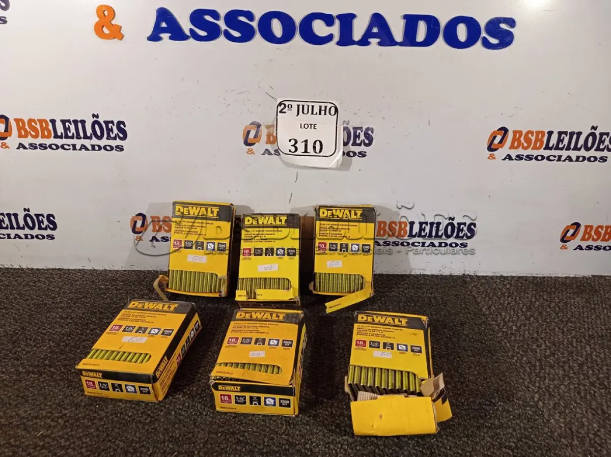 LOTE 310 - 06 CAIXA DE GRAMPOS 18 GA ¼” NARROW CROWN STAPLES (NO ESTADO) ATENÇÃO! FAZER A VISITAÇÃO ANTES DE ARREMATAR, NÃO SABEMOS SE FUNCIONA. LEILÃO NÃO TEM GARANTIA E NEM DEVOLUÇÃO, SUJEITO A POSSÍVEIS AVARIAS VISÍVEIS/OCULTAS E/OU AUSÊNCIA DE COMPONENTES.