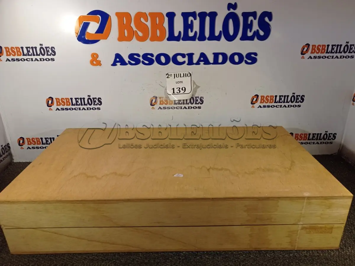 LOTE 139 - 01 CAIXA DE MADEIRA. (NO ESTADO) ATENÇÃO! FAZER A VISITAÇÃO ANTES DE ARREMATAR, NÃO SABEMOS SE FUNCIONA. LEILÃO NÃO TEM GARANTIA E NEM DEVOLUÇÃO, SUJEITO A POSSÍVEIS AVARIAS VISÍVEIS/OCULTAS E/OU AUSÊNCIA DE COMPONENTES.