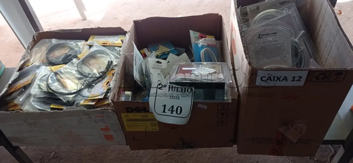 LOTE 140 - CAIXAS COM CABOS E ADAPTADORES (NO ESTADO) ATENÇÃO! FAZER A VISITAÇÃO ANTES DE ARREMATAR, NÃO SABEMOS SE FUNCIONA. LEILÃO NÃO TEM GARANTIA E NEM DEVOLUÇÃO, SUJEITO A POSSÍVEIS AVARIAS VISÍVEIS/OCULTAS E/OU AUSÊNCIA DE COMPONENTES.