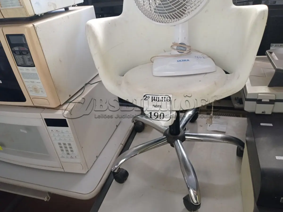 LOTE 190 - 01 CADEIRA COM BASE GIRATÓRIA E 01 VENTILADOR (NO ESTADO) ATENÇÃO! FAZER A VISITAÇÃO ANTES DE ARREMATAR, NÃO SABEMOS SE FUNCIONA. LEILÃO NÃO TEM GARANTIA E NEM DEVOLUÇÃO, SUJEITO A POSSÍVEIS AVARIAS VISÍVEIS/OCULTAS E/OU AUSÊNCIA DE COMPONENTES.