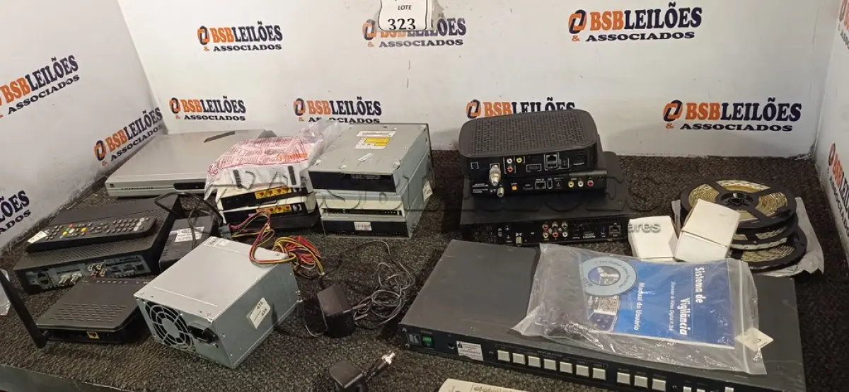 LOTE 323 - 01 LOTE DE MATERIAIS ELETRÔNICOS DIVERSOS (NO ESTADO) ATENÇÃO! FAZER A VISITAÇÃO ANTES DE ARREMATAR, NÃO SABEMOS SE FUNCIONA. LEILÃO NÃO TEM GARANTIA E NEM DEVOLUÇÃO, SUJEITO A POSSÍVEIS AVARIAS VISÍVEIS/OCULTAS E/OU AUSÊNCIA DE COMPONENTES.