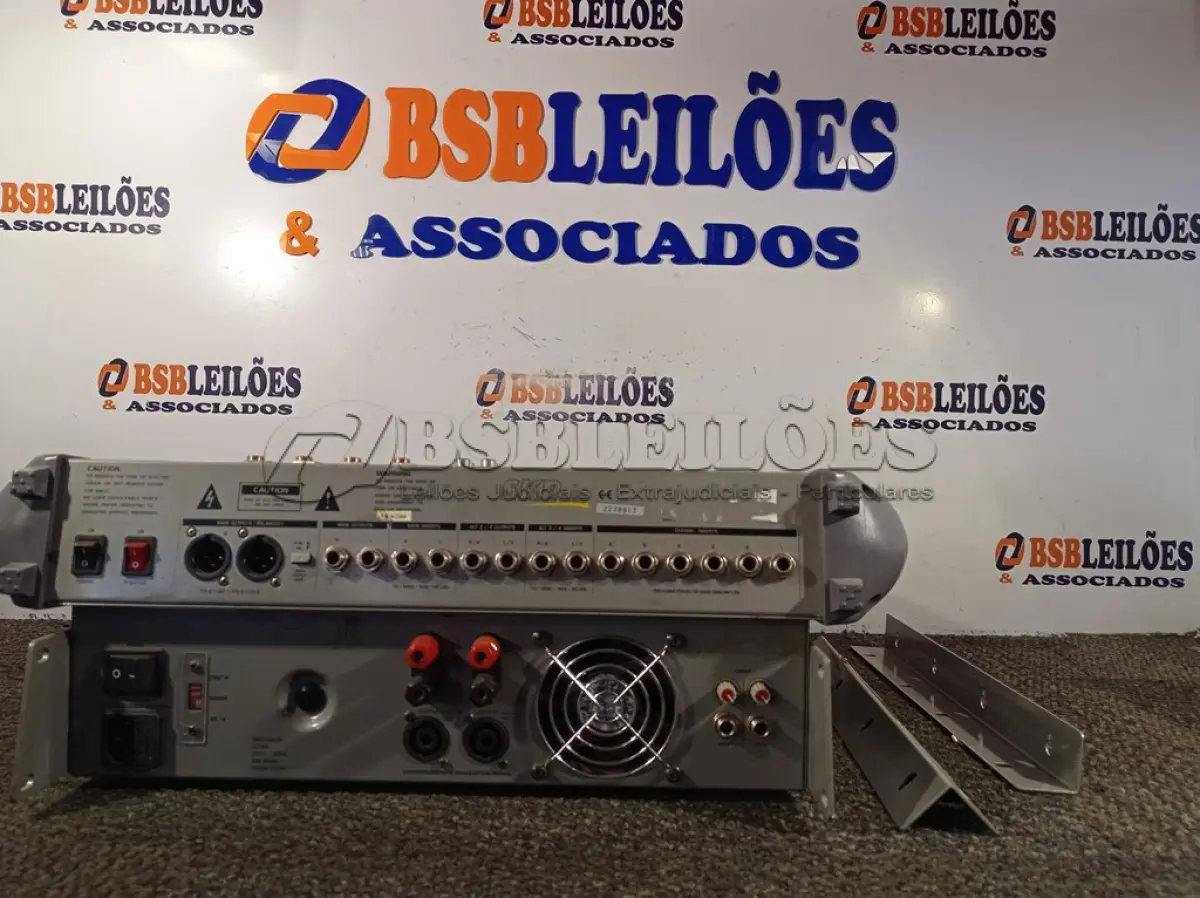 LOTE 129 - 01 MESA DE SOM AMPLIFICADA SKP 24 CANAIS VZ194. (NO ESTADO) ATENÇÃO! FAZER A VISITAÇÃO ANTES DE ARREMATAR, NÃO SABEMOS SE FUNCIONA. LEILÃO NÃO TEM GARANTIA E NEM DEVOLUÇÃO, SUJEITO A POSSÍVEIS AVARIAS VISÍVEIS/OCULTAS E/OU AUSÊNCIA DE COMPONENTES.