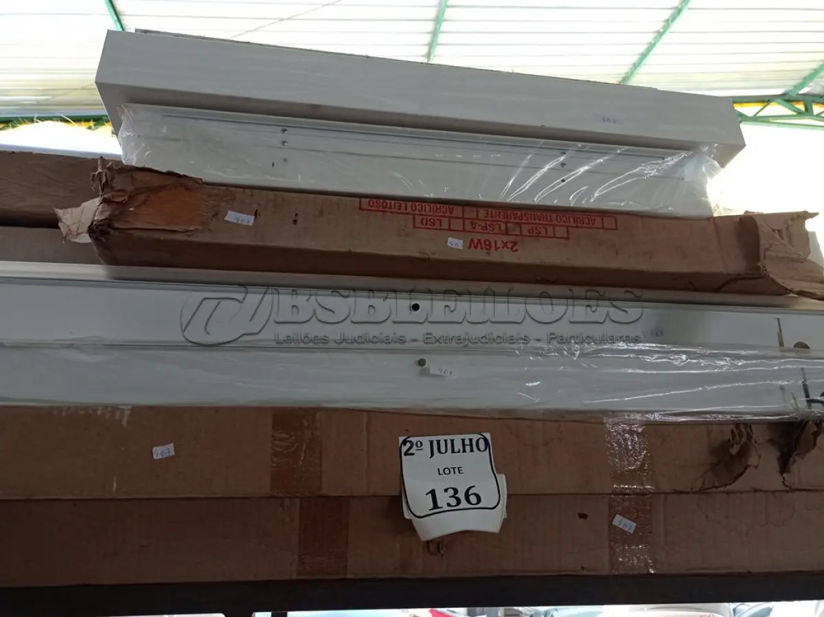 LOTE 136 - 14 LUMINÁRIAS S/LÂMPADAS. (NO ESTADO) ATENÇÃO! FAZER A VISITAÇÃO ANTES DE ARREMATAR, NÃO SABEMOS SE FUNCIONA. LEILÃO NÃO TEM GARANTIA E NEM DEVOLUÇÃO, SUJEITO A POSSÍVEIS AVARIAS VISÍVEIS/OCULTAS E/OU AUSÊNCIA DE COMPONENTES.