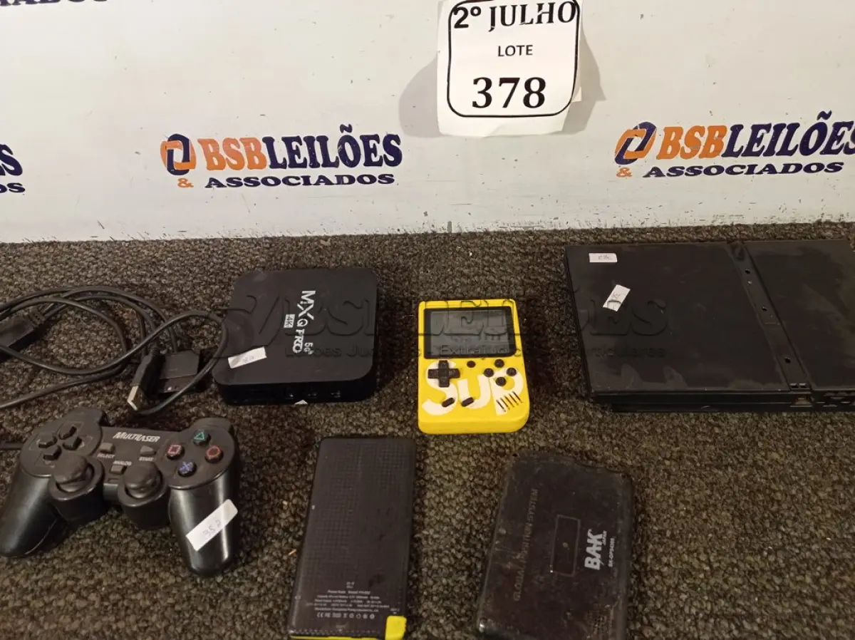 LOTE 378 - 01 PS2 ,03 CONTROLE E 01 TV BOX (NO ESTADO) ATENÇÃO! FAZER A VISITAÇÃO ANTES DE ARREMATAR, NÃO SABEMOS SE FUNCIONA. LEILÃO NÃO TEM GARANTIA E NEM DEVOLUÇÃO, SUJEITO A POSSÍVEIS AVARIAS VISÍVEIS/OCULTAS E/OU AUSÊNCIA DE COMPONENTES.