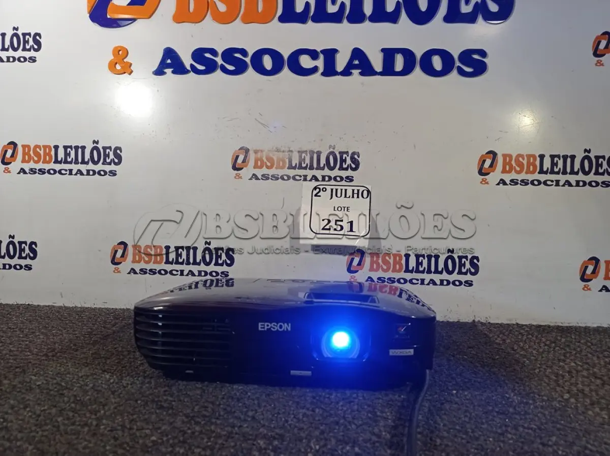 LOTE 251 - 01 PROJETOR EPSON COM HDMI (NO ESTADO) ATENÇÃO! FAZER A VISITAÇÃO ANTES DE ARREMATAR, NÃO SABEMOS SE FUNCIONA. LEILÃO NÃO TEM GARANTIA E NEM DEVOLUÇÃO, SUJEITO A POSSÍVEIS AVARIAS VISÍVEIS/OCULTAS E/OU AUSÊNCIA DE COMPONENTES.