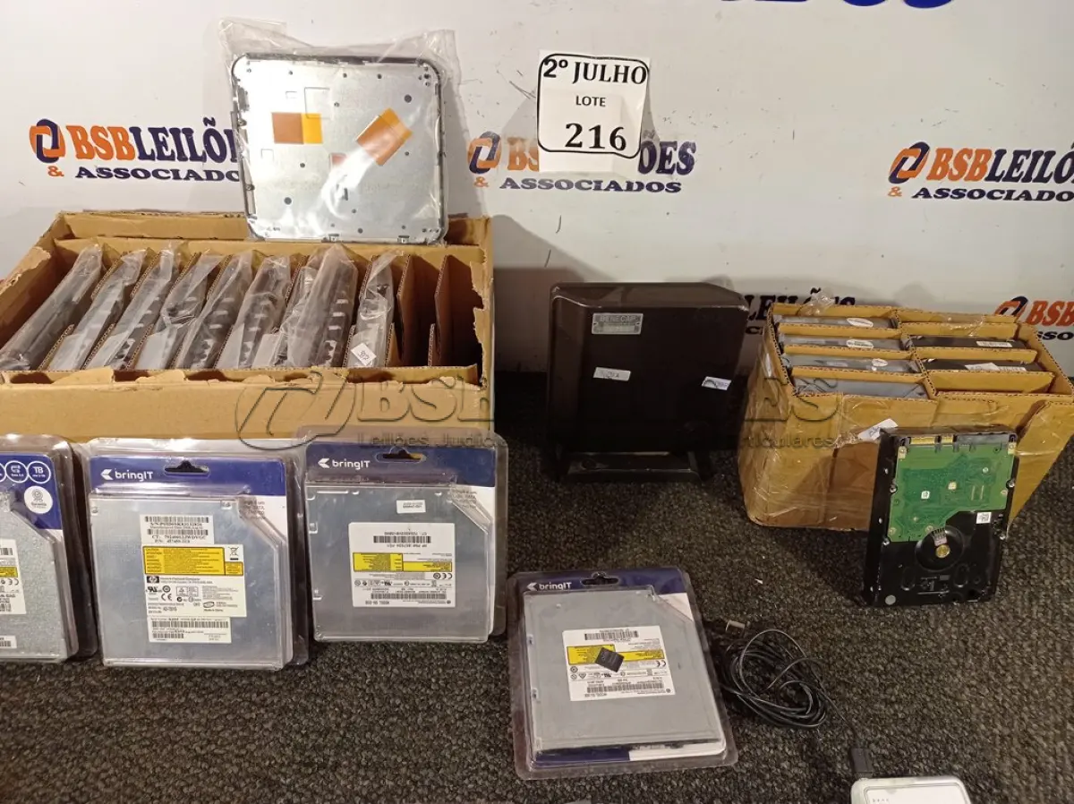 LOTE 216 - 07 HDS DIVERSOS ,10 BASES INFERIORES CAP 07,01 HD EXTERNO E 06 ADAPTADORES DE CARDDY (NO ESTADO) ATENÇÃO! FAZER A VISITAÇÃO ANTES DE ARREMATAR, NÃO SABEMOS SE FUNCIONA. LEILÃO NÃO TEM GARANTIA E NEM DEVOLUÇÃO, SUJEITO A POSSÍVEIS AVARIAS VISÍVEIS/OCULTAS E/OU AUSÊNCIA DE COMPONENTES.