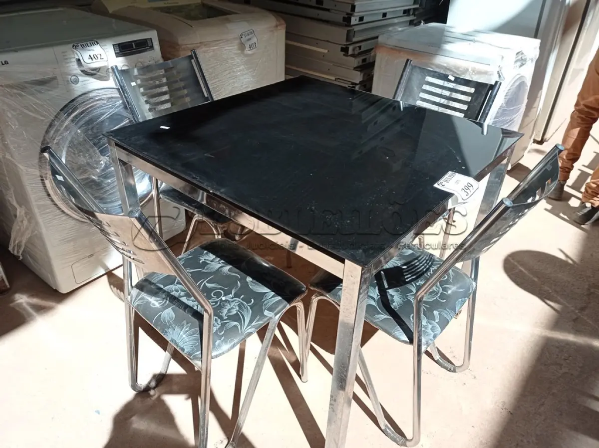LOTE 399 - 01 MESA BASE EM FERRO CROMADO COM TAMPO EM VIDRO COM 04 CADEIRAS CROMADAS (NO ESTADO) ATENÇÃO! FAZER A VISITAÇÃO ANTES DE ARREMATAR, NÃO SABEMOS SE FUNCIONA. LEILÃO NÃO TEM GARANTIA E NEM DEVOLUÇÃO, SUJEITO A POSSÍVEIS AVARIAS VISÍVEIS/OCULTAS E/OU AUSÊNCIA DE COMPONENTES.