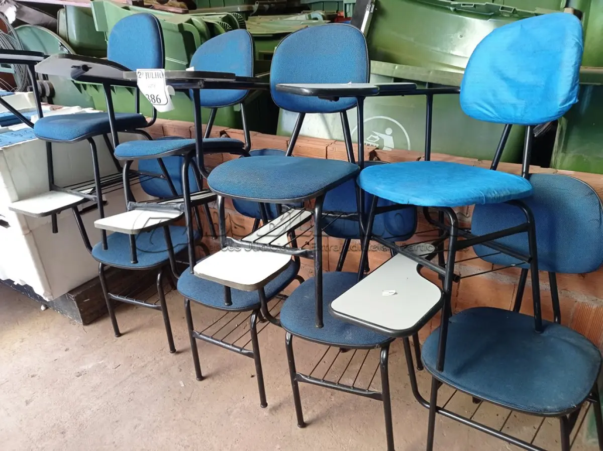 LOTE 386 - 08 CADEIRAS UNIVERSITÁRIAS (NO ESTADO) ATENÇÃO! FAZER A VISITAÇÃO ANTES DE ARREMATAR, NÃO SABEMOS SE FUNCIONA. LEILÃO NÃO TEM GARANTIA E NEM DEVOLUÇÃO, SUJEITO A POSSÍVEIS AVARIAS VISÍVEIS/OCULTAS E/OU AUSÊNCIA DE COMPONENTES.