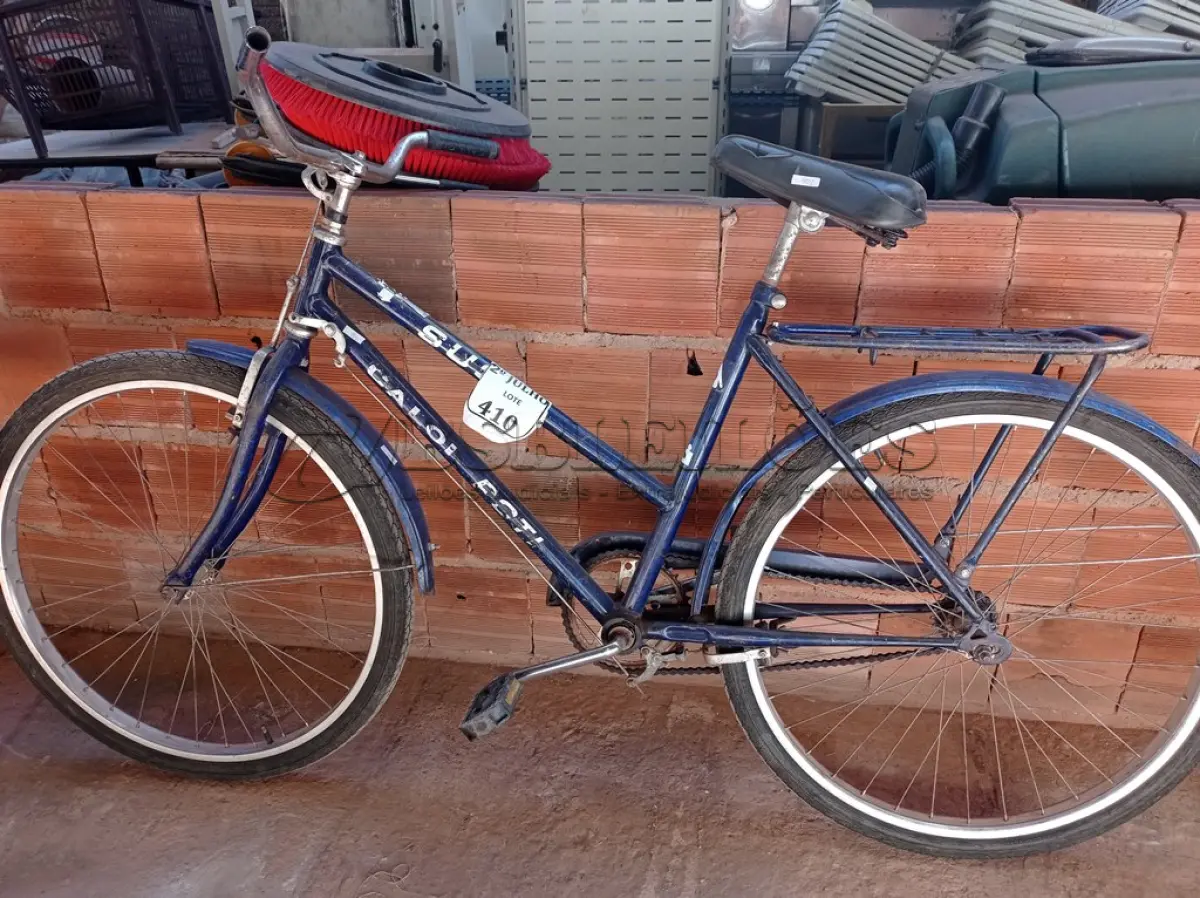 LOTE 410 - 01 BICICLETA CALOI ARO 26 AZUL (NO ESTADO) ATENÇÃO! FAZER A VISITAÇÃO ANTES DE ARREMATAR, NÃO SABEMOS SE FUNCIONA. LEILÃO NÃO TEM GARANTIA E NEM DEVOLUÇÃO, SUJEITO A POSSÍVEIS AVARIAS VISÍVEIS/OCULTAS E/OU AUSÊNCIA DE COMPONENTES.