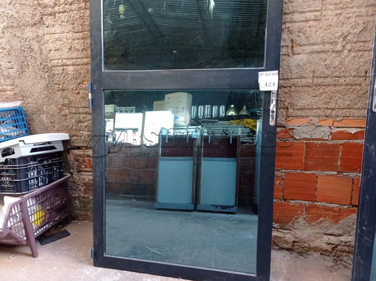 LOTE 424 - 01 PORTA EM ALUMÍNIO COM VIDRO BRINDADO (NO ESTADO) ATENÇÃO! FAZER A VISITAÇÃO ANTES DE ARREMATAR, NÃO SABEMOS SE FUNCIONA. LEILÃO NÃO TEM GARANTIA E NEM DEVOLUÇÃO, SUJEITO A POSSÍVEIS AVARIAS VISÍVEIS/OCULTAS E/OU AUSÊNCIA DE COMPONENTES.