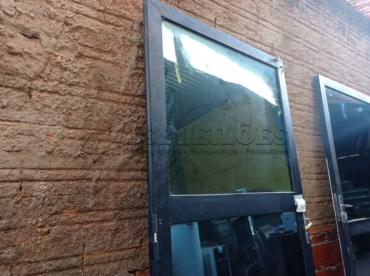 LOTE 424 - 01 PORTA EM ALUMÍNIO COM VIDRO BRINDADO (NO ESTADO) ATENÇÃO! FAZER A VISITAÇÃO ANTES DE ARREMATAR, NÃO SABEMOS SE FUNCIONA. LEILÃO NÃO TEM GARANTIA E NEM DEVOLUÇÃO, SUJEITO A POSSÍVEIS AVARIAS VISÍVEIS/OCULTAS E/OU AUSÊNCIA DE COMPONENTES.