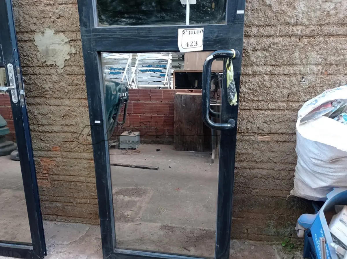 LOTE 423 - 01 PORTA EM ALUMÍNIO COM VIDRO BRINDADO (NO ESTADO) ATENÇÃO! FAZER A VISITAÇÃO ANTES DE ARREMATAR, NÃO SABEMOS SE FUNCIONA. LEILÃO NÃO TEM GARANTIA E NEM DEVOLUÇÃO, SUJEITO A POSSÍVEIS AVARIAS VISÍVEIS/OCULTAS E/OU AUSÊNCIA DE COMPONENTES.