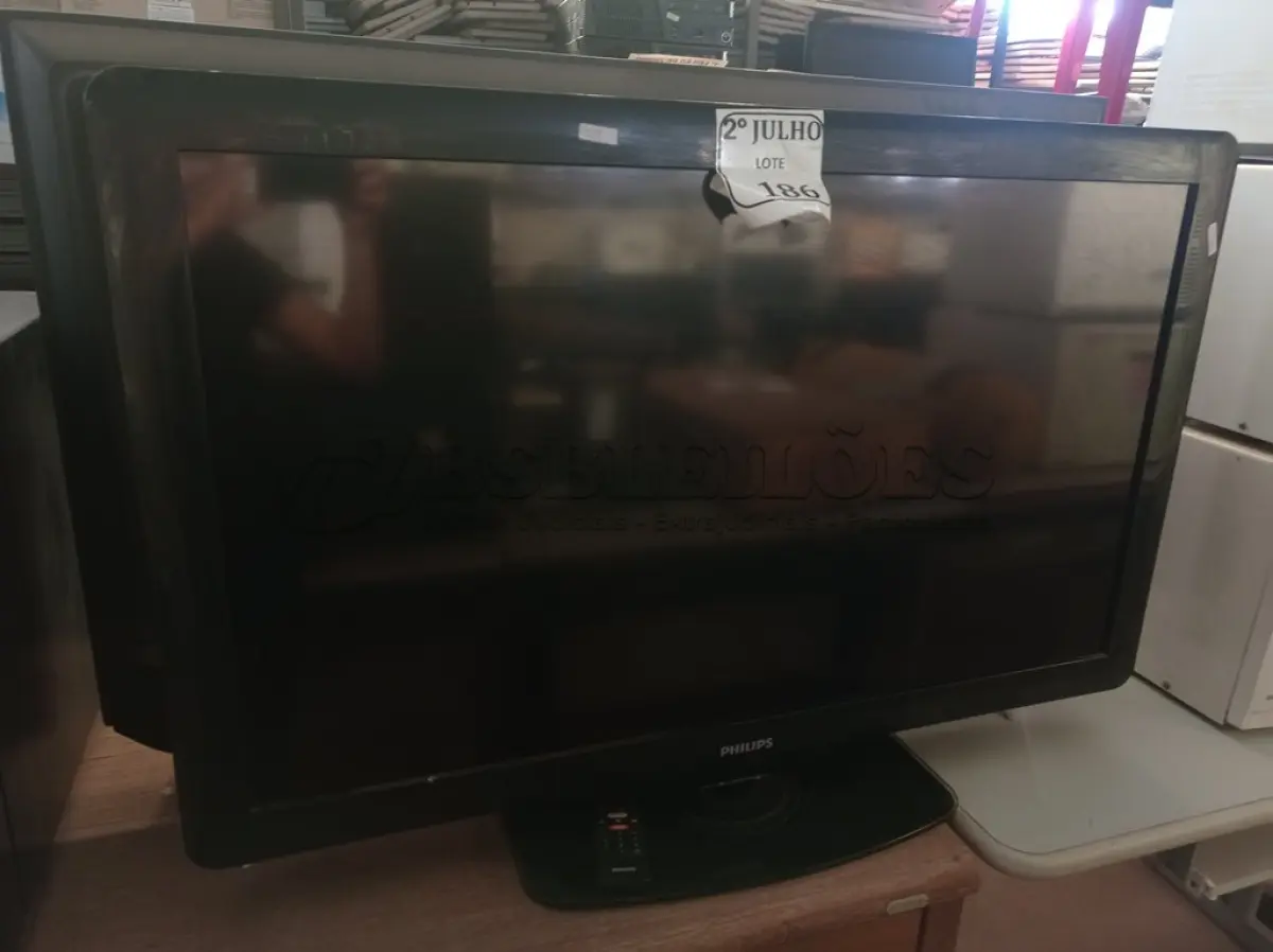 LOTE 186 - 01 TV PHILIPS 40” (NO ESTADO) ATENÇÃO! FAZER A VISITAÇÃO ANTES DE ARREMATAR, NÃO SABEMOS SE FUNCIONA. LEILÃO NÃO TEM GARANTIA E NEM DEVOLUÇÃO, SUJEITO A POSSÍVEIS AVARIAS VISÍVEIS/OCULTAS E/OU AUSÊNCIA DE COMPONENTES.