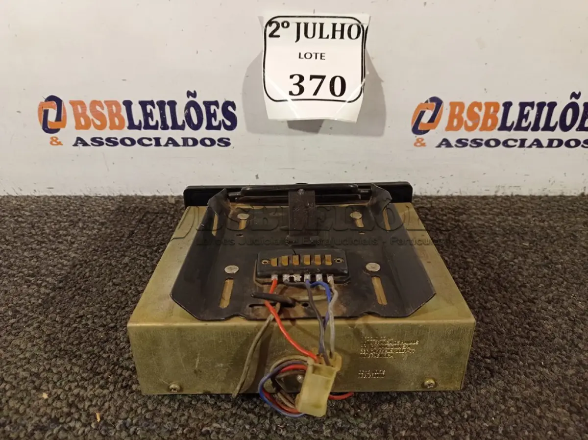 LOTE 370 - 01 RADIO TAPE ANTIGO (NO ESTADO) ATENÇÃO! FAZER A VISITAÇÃO ANTES DE ARREMATAR, NÃO SABEMOS SE FUNCIONA. LEILÃO NÃO TEM GARANTIA E NEM DEVOLUÇÃO, SUJEITO A POSSÍVEIS AVARIAS VISÍVEIS/OCULTAS E/OU AUSÊNCIA DE COMPONENTES.