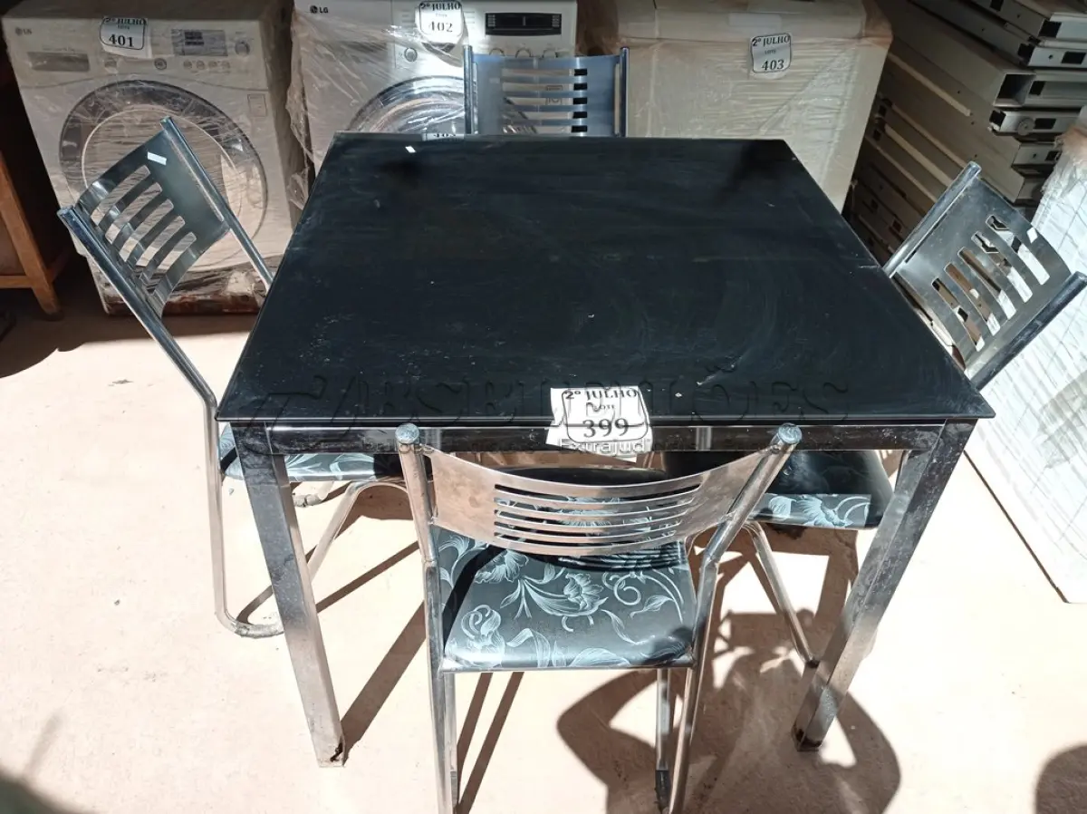 LOTE 399 - 01 MESA BASE EM FERRO CROMADO COM TAMPO EM VIDRO COM 04 CADEIRAS CROMADAS (NO ESTADO) ATENÇÃO! FAZER A VISITAÇÃO ANTES DE ARREMATAR, NÃO SABEMOS SE FUNCIONA. LEILÃO NÃO TEM GARANTIA E NEM DEVOLUÇÃO, SUJEITO A POSSÍVEIS AVARIAS VISÍVEIS/OCULTAS E/OU AUSÊNCIA DE COMPONENTES.