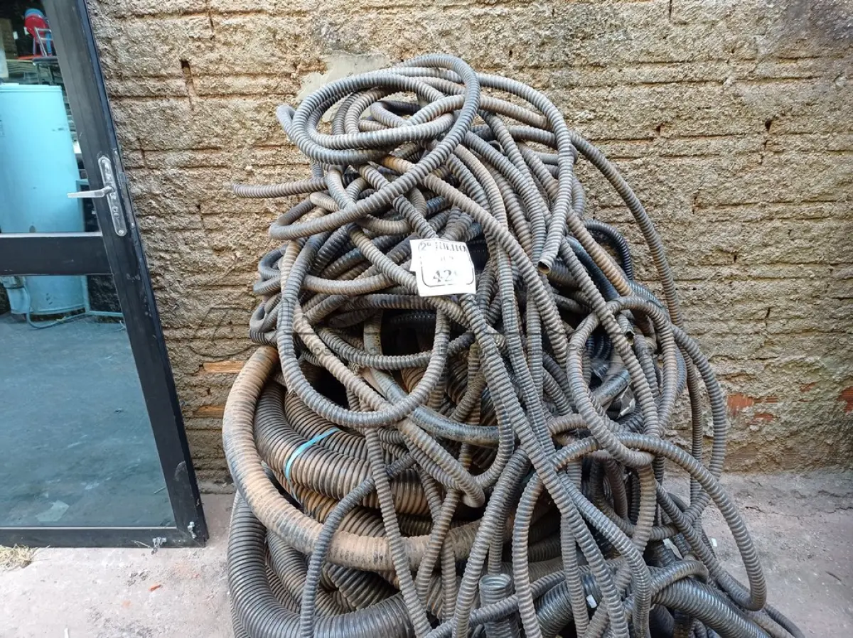 LOTE 429 -  ROLOS DE MANGUEIRA CONDUITE (NO ESTADO) ATENÇÃO! FAZER A VISITAÇÃO ANTES DE ARREMATAR, NÃO SABEMOS SE FUNCIONA. LEILÃO NÃO TEM GARANTIA E NEM DEVOLUÇÃO, SUJEITO A POSSÍVEIS AVARIAS VISÍVEIS/OCULTAS E/OU AUSÊNCIA DE COMPONENTES.