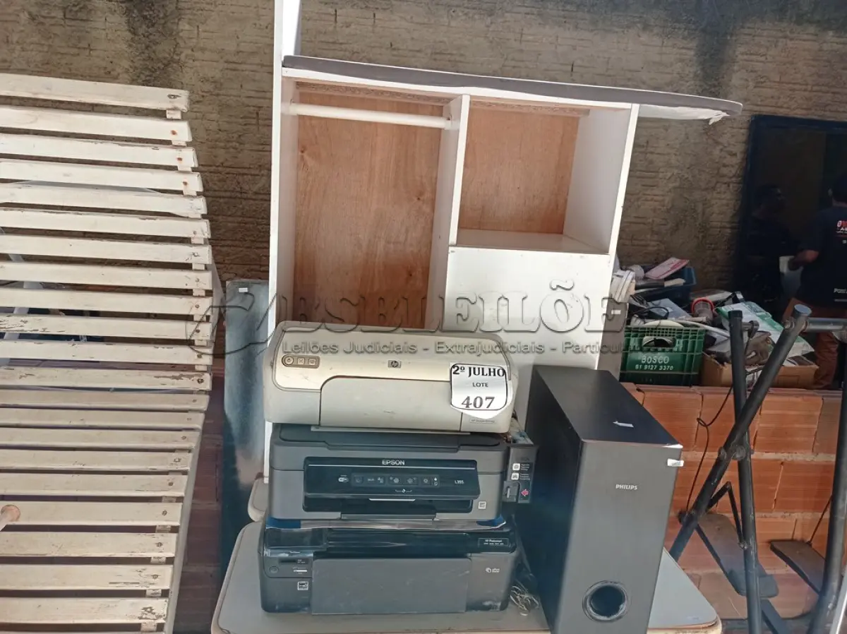 LOTE 407 - 01 PASSADEIRA EM MADEIRA ,01 MESA NIVELADORA ,01 PAINEL PARA TELEVISÃO, 03 IMPRESSORAS E 01 CAIXA SUBWOFFER (NO ESTADO) ATENÇÃO! FAZER A VISITAÇÃO ANTES DE ARREMATAR, NÃO SABEMOS SE FUNCIONA. LEILÃO NÃO TEM GARANTIA E NEM DEVOLUÇÃO, SUJEITO A POSSÍVEIS AVARIAS VISÍVEIS/OCULTAS E/OU AUSÊNCIA DE COMPONENTES.
