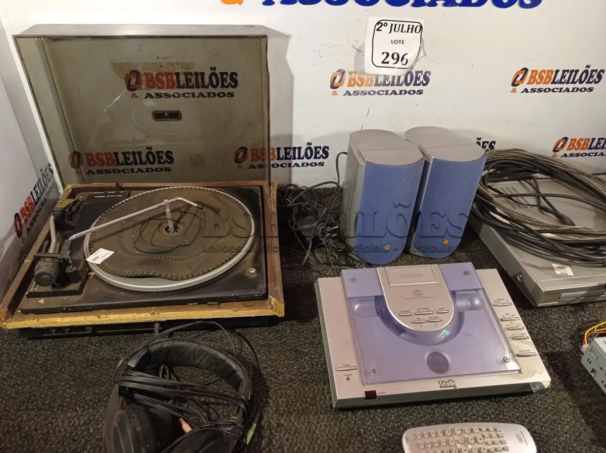 LOTE 296 - 01 TOCA DISCO ,01 APARELHO DE DVD , 01SOM PARA CARRO ,01SOM COM 02 CAIXAS E CABOS (NO ESTADO) ATENÇÃO! FAZER A VISITAÇÃO ANTES DE ARREMATAR, NÃO SABEMOS SE FUNCIONA. LEILÃO NÃO TEM GARANTIA E NEM DEVOLUÇÃO, SUJEITO A POSSÍVEIS AVARIAS VISÍVEIS/OCULTAS E/OU AUSÊNCIA DE COMPONENTES.