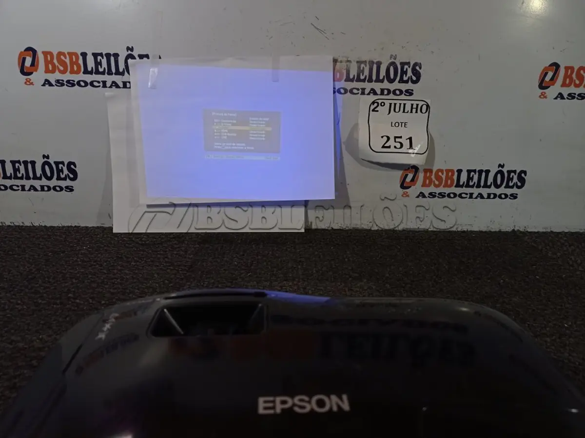 LOTE 251 - 01 PROJETOR EPSON COM HDMI (NO ESTADO) ATENÇÃO! FAZER A VISITAÇÃO ANTES DE ARREMATAR, NÃO SABEMOS SE FUNCIONA. LEILÃO NÃO TEM GARANTIA E NEM DEVOLUÇÃO, SUJEITO A POSSÍVEIS AVARIAS VISÍVEIS/OCULTAS E/OU AUSÊNCIA DE COMPONENTES.